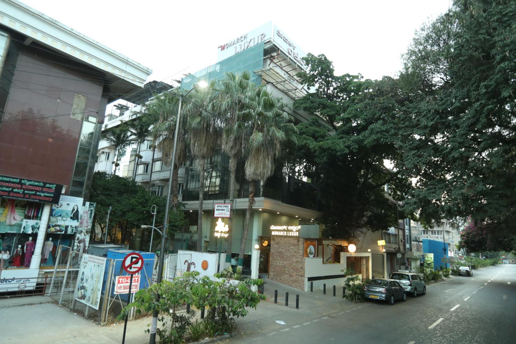 होटल Monarch Luxur - Infantry Road 4*